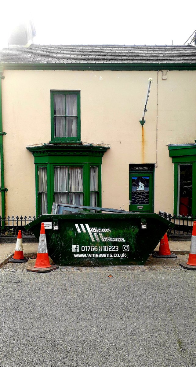 LZellas's tweet photo. Lombard Street, Portmadoc
#skipsonsunday https://t.co/7rmPp26bqK