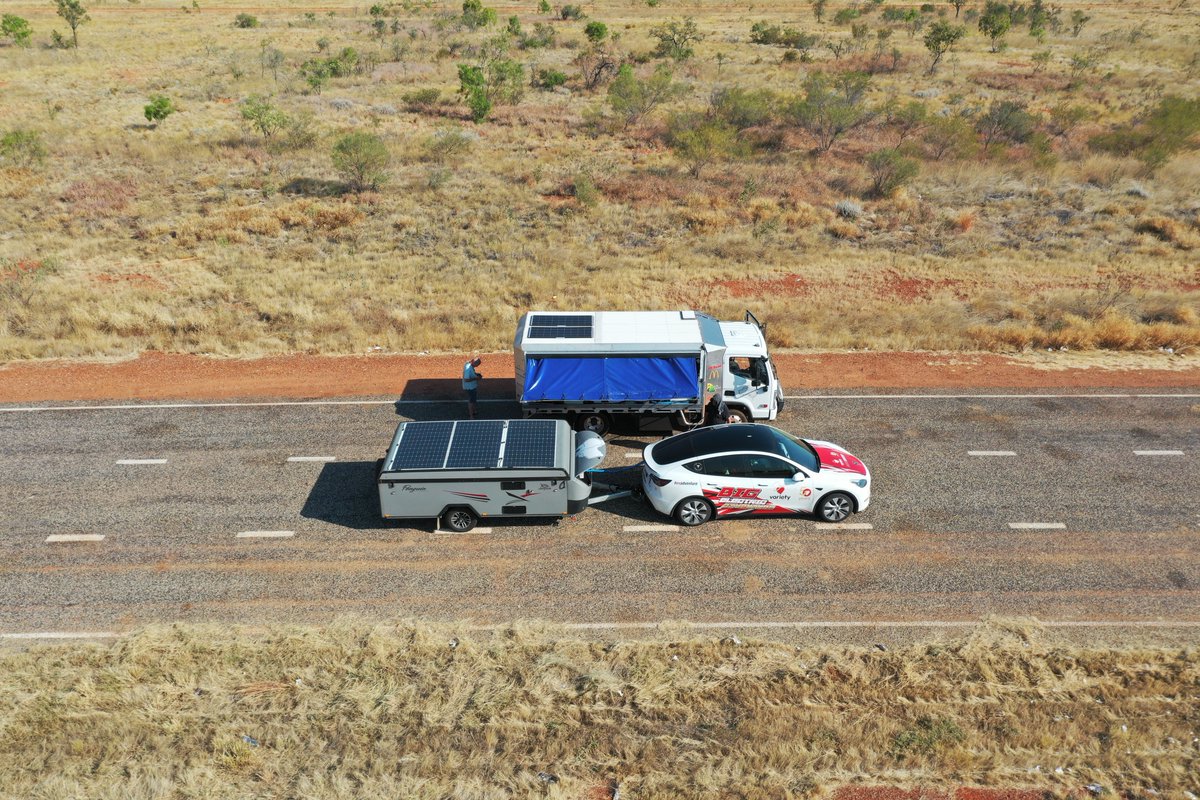 harald_murphy's tweet photo. #evadventure
#AUSYLongLap #AUSYVanTour
@VarietyAU 
@Tesla @TeslaAUNZ #ModelY
Day 14
It was awesome to meet up with Jon Edwards and Jim Thompson in the #NorthernTerritory between #BarklyHomestead and #Camooweal driving Jon’s @HyundaiAus #MightyEV.
If successful, it will be the first circumnavigation of Australia in an all-electric truck.
