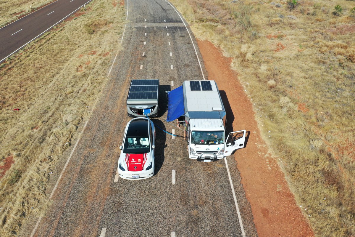 harald_murphy's tweet photo. #evadventure
#AUSYLongLap #AUSYVanTour
@VarietyAU 
@Tesla @TeslaAUNZ #ModelY
Day 14
It was awesome to meet up with Jon Edwards and Jim Thompson in the #NorthernTerritory between #BarklyHomestead and #Camooweal driving Jon’s @HyundaiAus #MightyEV.
If successful, it will be the first circumnavigation of Australia in an all-electric truck.