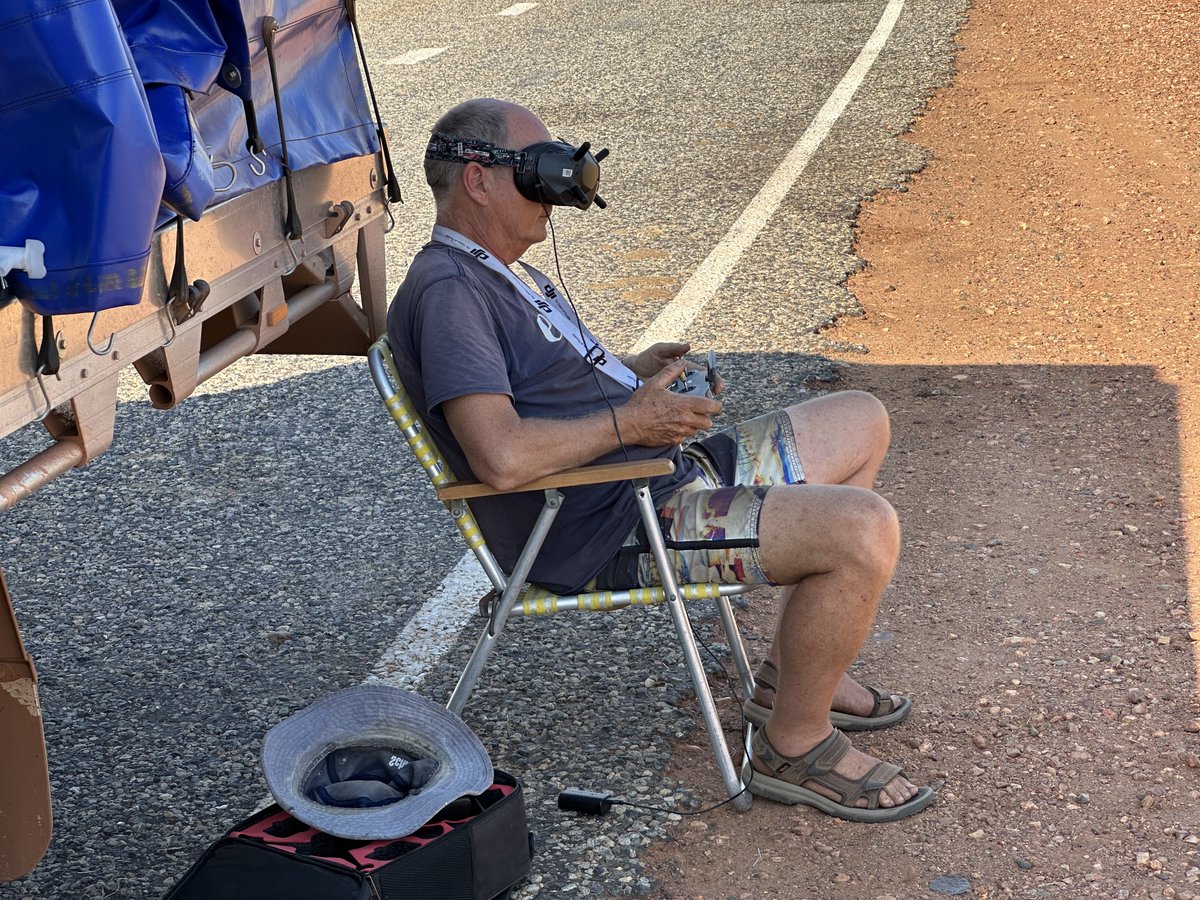 harald_murphy's tweet photo. #evadventure
#AUSYLongLap #AUSYVanTour
@VarietyAU 
@Tesla @TeslaAUNZ #ModelY
Day 14
It was awesome to meet up with Jon Edwards and Jim Thompson in the #NorthernTerritory between #BarklyHomestead and #Camooweal driving Jon’s @HyundaiAus #MightyEV.
If successful, it will be the first circumnavigation of Australia in an all-electric truck.