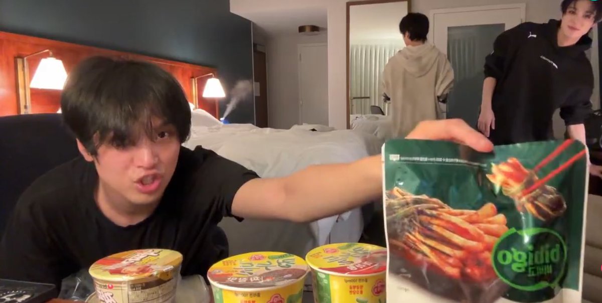 : 100 จ้า จะซื้อมั้ยจ้ะ ไม่ซื้อก็ออกไปจ้า
: ขอไลน์พ่อค้าหน่อยจ้า 
: พ่อค้ามีแฟนแล้วจ้า
: หมายถึงพ่อค้าคนหลังจ้า ฮู้ดดำจ้า
: นั่นแฟนพ่อค้าจ้า 😼