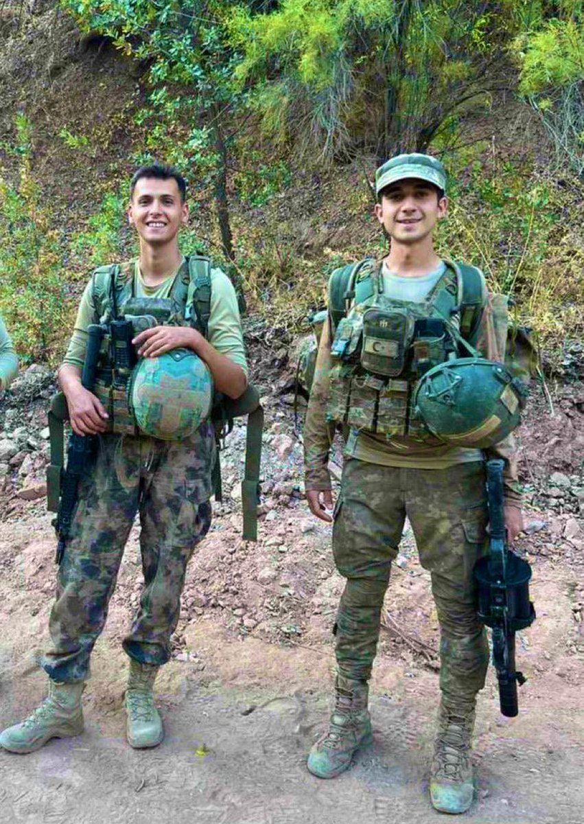 11 gün arayla şehit düşen iki kahramanımız.

Şehit Eril Alperen Emin
Şehit Kemal Aslan