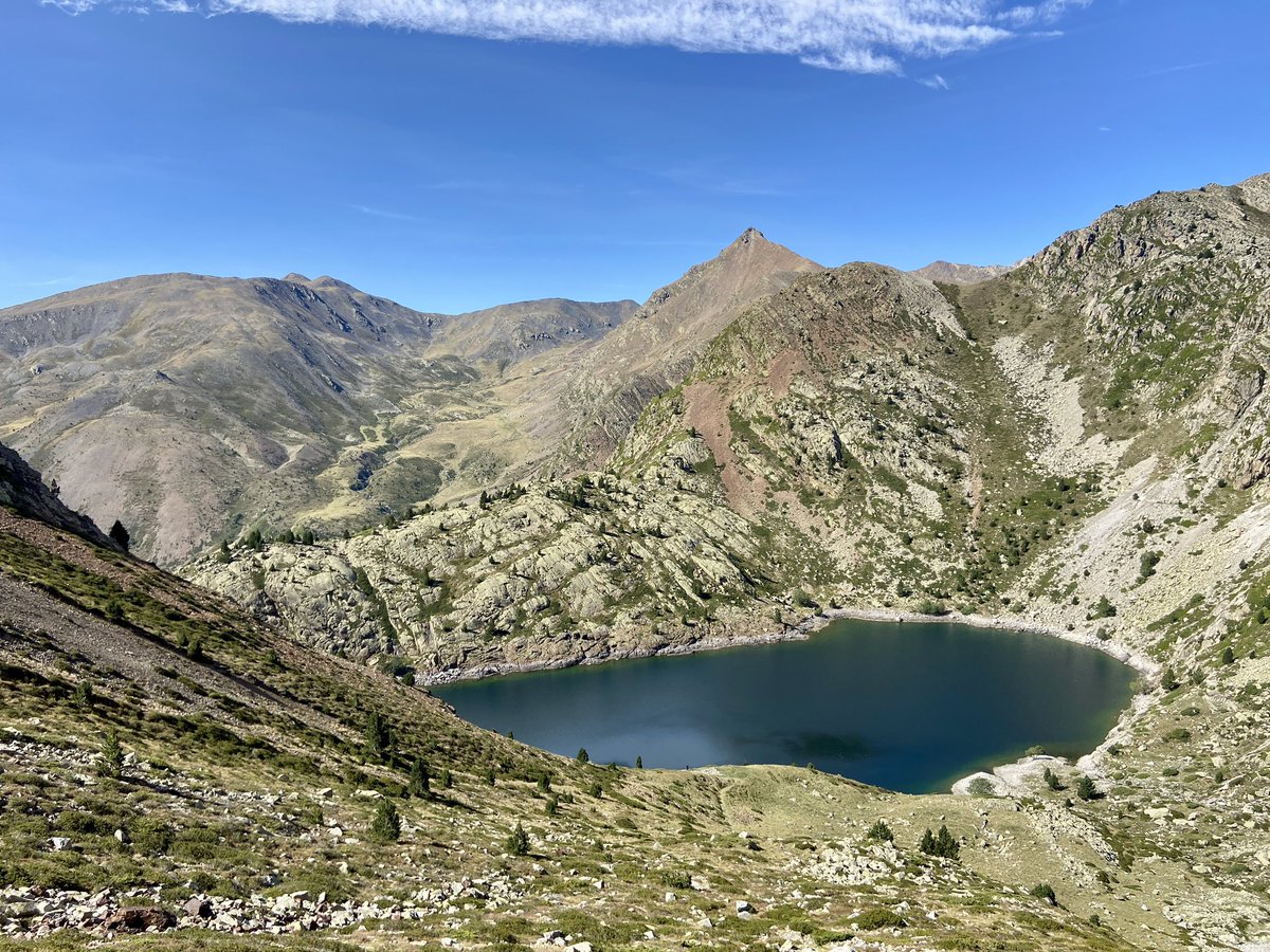 aresrafel's tweet photo. “La Torre és el més apartat, una mica més baix que Buira. L’en separen estretes graonades de calissa, de mal passar, i bosquets espessíssims que acaben de tornar a envair el corriol”. @palmirajaquetti , juliol del 1929.
Estany Tapat i Pic de l’Espada des de la #TorredeCapdella https://t.co/UPSbBdPjR9