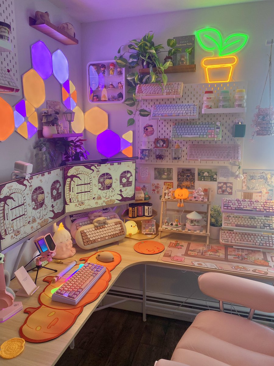 BigRainGirl's tweet photo. I realized I never showed off my #Halloween #setup on here! This is just the beginning- she has a long way to go 😈🧡💜. #gamergirl #gamergirlsetup #pc #pcsetup #autumn #fall #desksetup #kawaii #kawaiisetup #wfhsetup #desk #deskdecor #cozygamingsetup #cozygaming https://t.co/oB1iNqQe0E