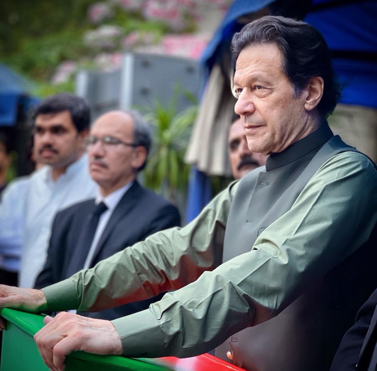 دیکھ دشمنوں پہ قہر بن کا پڑا ہوں میں ۔✨
تنہا ہوں پھر بھی عقیدے پہ کھڑا ہوں میں ۔💫