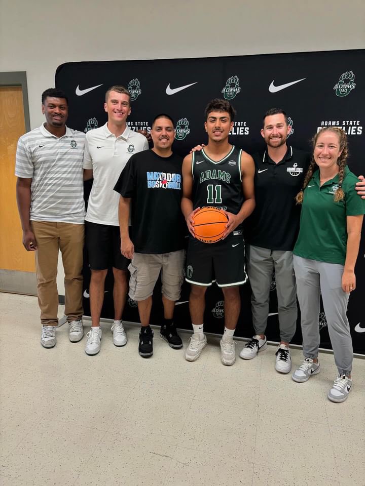 adams_thomas11's tweet photo. Had a great visit today! Thank you coaches
@KennyTripp @Atexa21 @Coach_JHanson and my guy Coach Zay @AdamsStateU_MBB https://t.co/Z1LBagAmye