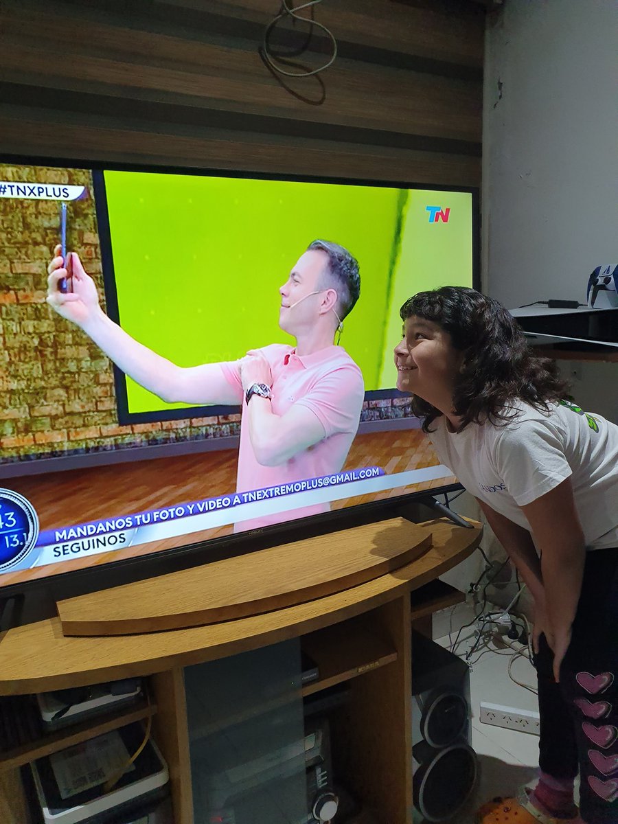marielbonelli's tweet photo. #tnxplus mi hija Cata se coló en la foto de Buti😁😂 desde La Plata te vemos todos los sábados https://t.co/qj2qwlHiU6