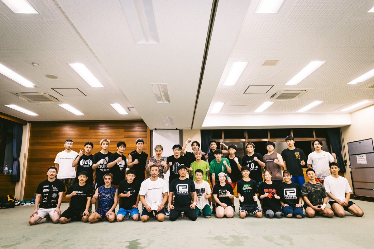 TeppenTenshin's tweet photo. TEPPEN初期メンバーで10年ぶりくらいに合同練習をしました
リングもサンドバッグも無いマットを敷いただけの体育館で毎週何が正しいかもわからずみんなで試行錯誤しながらやってきました
みんな活躍してて今の格闘技界のトップにいる人ばかり やってきた事が正しかったんだなと改めて思いました
夢を叶えた人もこれから夢を叶える人も何かに迷ったりどうすれば良いかわからなくなった時 原点に帰ってみてください 愛が1番
本当の自分を思い出させてくれるはずです
また強くなれました 叶夢ありがとう！！