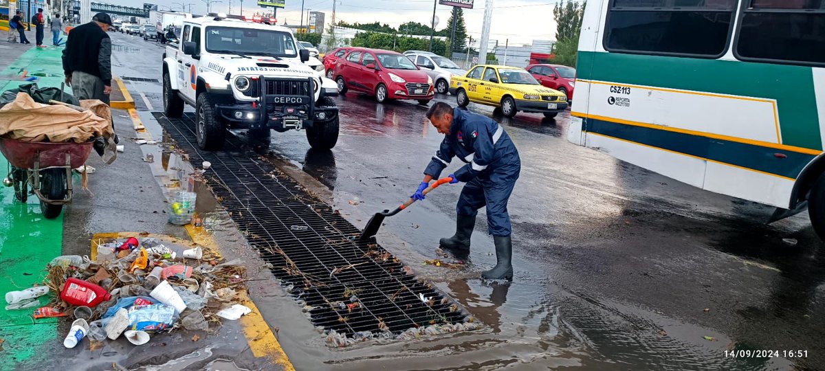 SucedeQro's tweet photo. Encharcamientos en Paseo 5 de febrero por acumulación de basura.
#lluviaqro
#Queretaro https://t.co/eVctOaPc6r