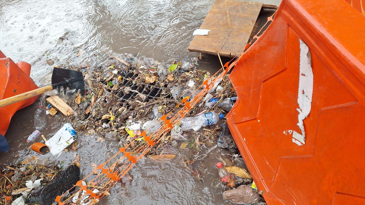 SucedeQro's tweet photo. Encharcamientos en Paseo 5 de febrero por acumulación de basura.
#lluviaqro
#Queretaro https://t.co/eVctOaPc6r