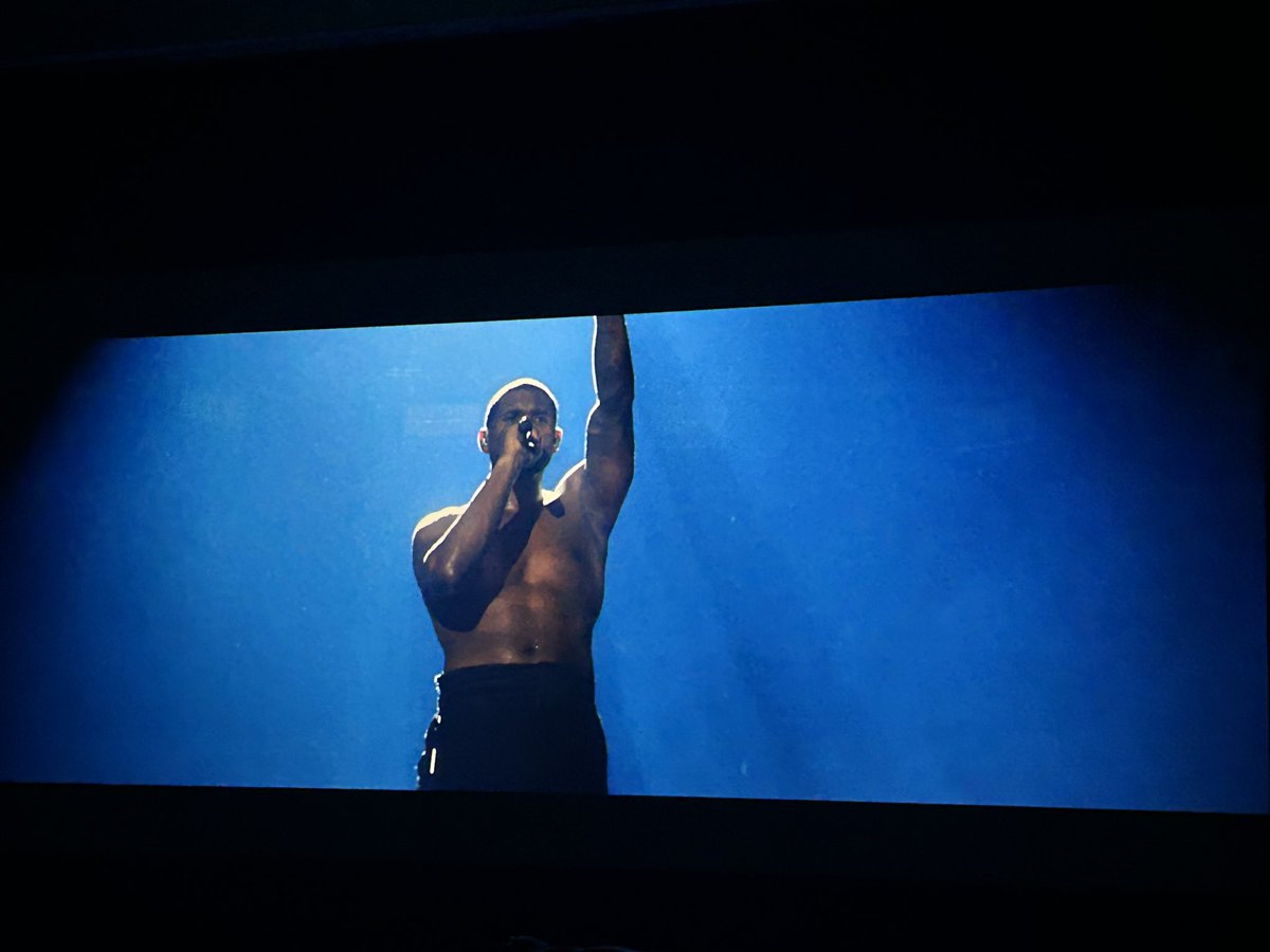 StorieCreated's tweet photo. #Usher #rendezvousinparis Thank You @Usher for making 2024 memorable for one of your day ones.. 🌹 https://t.co/9eumxojjOY