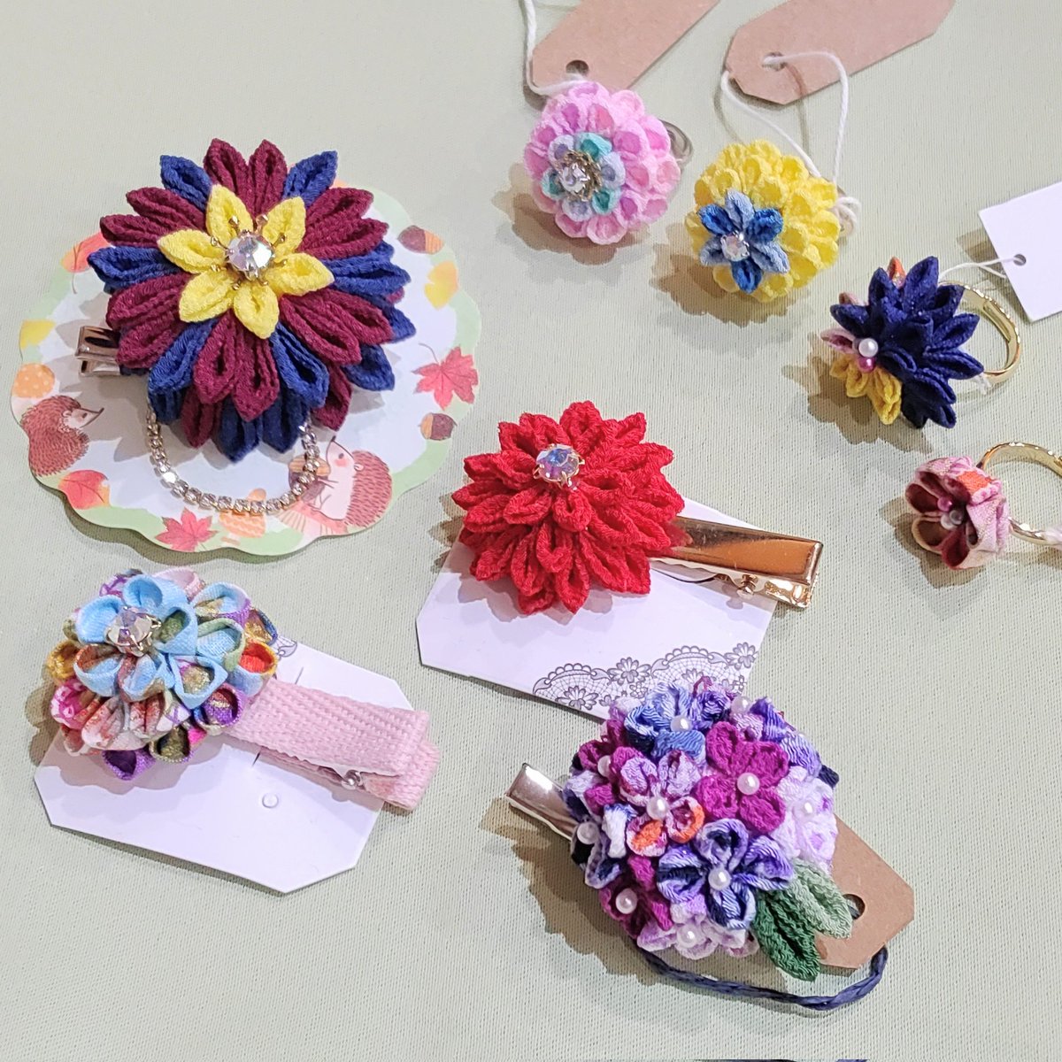 Maruru1506's tweet photo. [新作入荷情報]

いちはさんより納品していただきました🌸

つまみ細工のお花で作られたヘアピンとリングです☺️

ヘアピンは、ブローチとして使える2wayタイプもあります✨

#大垣 #岐阜 #ハンドメイド #つまみ細工 #ヘアアクセサリー #和装 #着物 #浴衣 #浴衣ヘア #ブローチ #handmade  #handmadeshop https://t.co/hF12xNy6cm