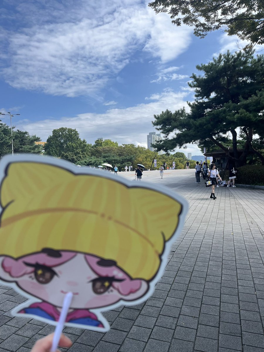 KeysNote0923's tweet image. We are here! across the bridge on the left, under the street lamp and flag
Giving out starts now🥰