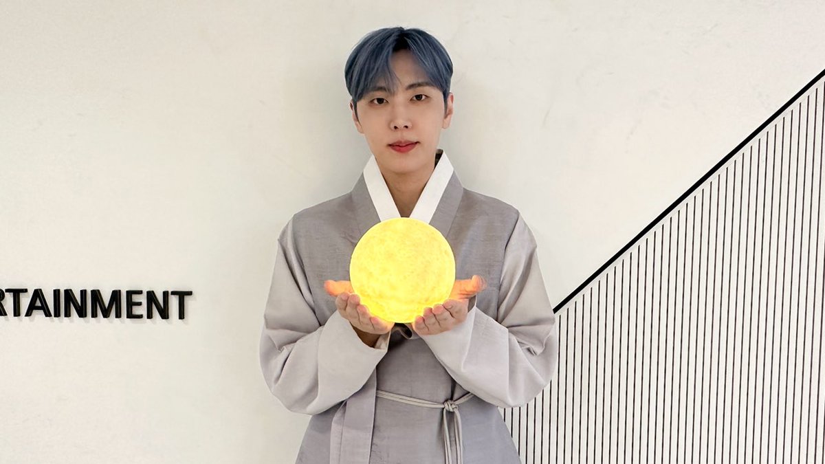 SF9_FANCLUB's tweet photo. SF9's 2024 Chuseok message

FANTASY❤ 풍성한 한가위 보내세요🌕

#재윤 - https://t.co/VT9hhDHlPH
#다원 - https://t.co/J2s1nc7ED2

#SF9 #에스에프나인 https://t.co/fOaRvFQaJc