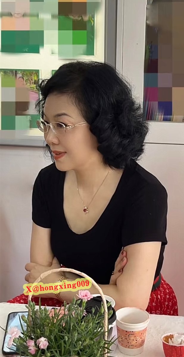 戴眼镜的岳母让我心猿意马 https://t.co/4QVOv2gU7I