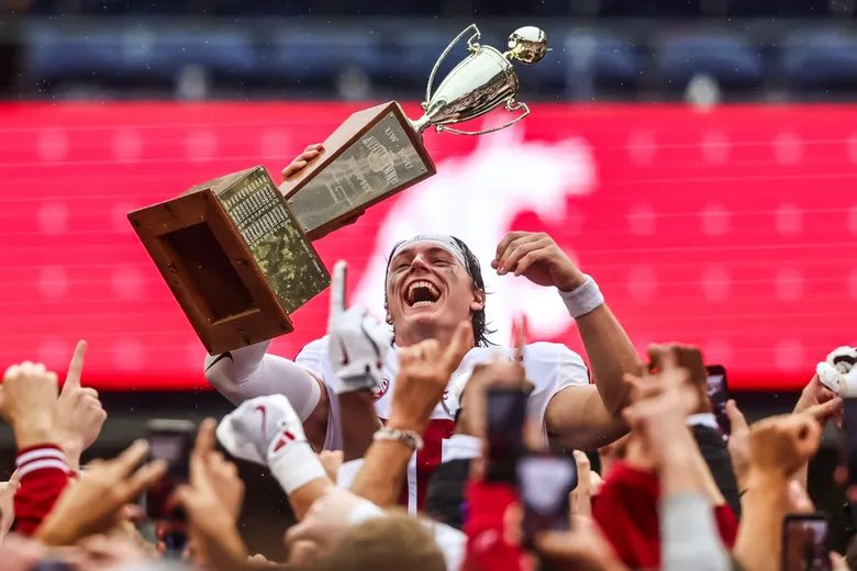 SteveeChapman's tweet photo. Cursing our name, wishing you stayed, look at how Mateer ricochet…😅
#GoCougs #AppleCup #6Pac https://t.co/CiXqRPHtDM