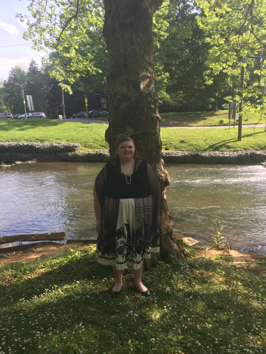 huffpuffduck's tweet photo. This is my prom picture, and I used to not like it, but because it was the only dress in a $10 charity dress thing that fit me. Looking back, I actually looked pretty good on this dress! https://t.co/NxWmpJNILm