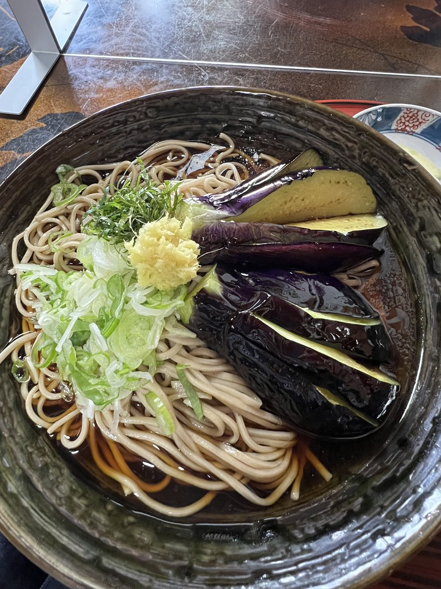 akita_tsurezure's tweet photo. 今日のランチは彦三✨
新そばの季節からか開店前から凄く混んでた😳
今日は夏季限定の揚げなすそば（特盛）＆かき揚げを注文👍
めちゃくちゃ美味くて最高🤤 https://t.co/a3pBqHd0y9