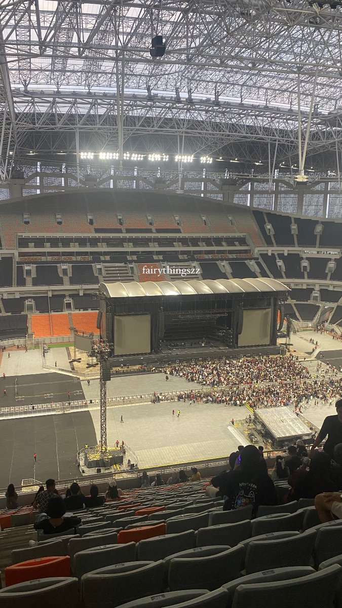 fairythingszz's tweet photo. POV cat 4 door 331 row 84 seat 375 Jakarta International Stadium (JIS). with no zoom vs 0,5 camera https://t.co/J7uV5UyxFW