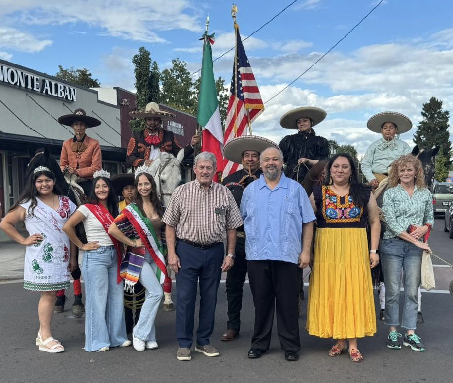 Nuestro colega el Cónsul <a href="/sanchezluisal/">Luis Alonso Sanchez</a>, junto con la Cónsul <a href="/MarianaToSojo/">Mariana Torres Sojo 💜💚</a> y el apoyo del gran equipo de @Consulmexpot, dieron el #ElGritoDeIndependencia en la <a href="/CityofWoodburn/">City of Woodburn</a>, donde contamos con una muy importante comunidad. Viva México!!!  🇲🇽 🇲🇽 🇲🇽