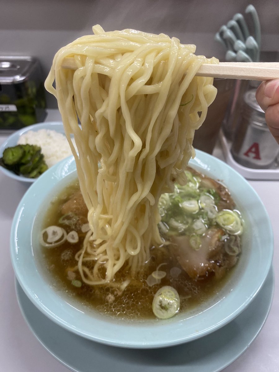 dosukoipudding's tweet photo. 邦ちゃんラーメン@中野
中華そば めし(無料)

激アツキラキラ脂しょっぱ旨スープがちゅるちゅる多加水平打ち麺に絡んでうめぇー‼️
ふわとろ豚もいっぱい🐷
ごはんおかわり🍚
かっぱもウマウマ〜🥒
ちゃん系愛は止まらない💞 https://t.co/SSNIdZmCET