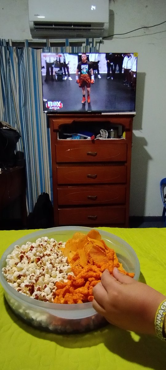 2005Vicente's tweet photo. @BoxAzteca7 
#CaneloEnAzteca
Noche de box y palomitas con mi hijo Juan Pablo 
#HayTiro https://t.co/lJvuNNefYl