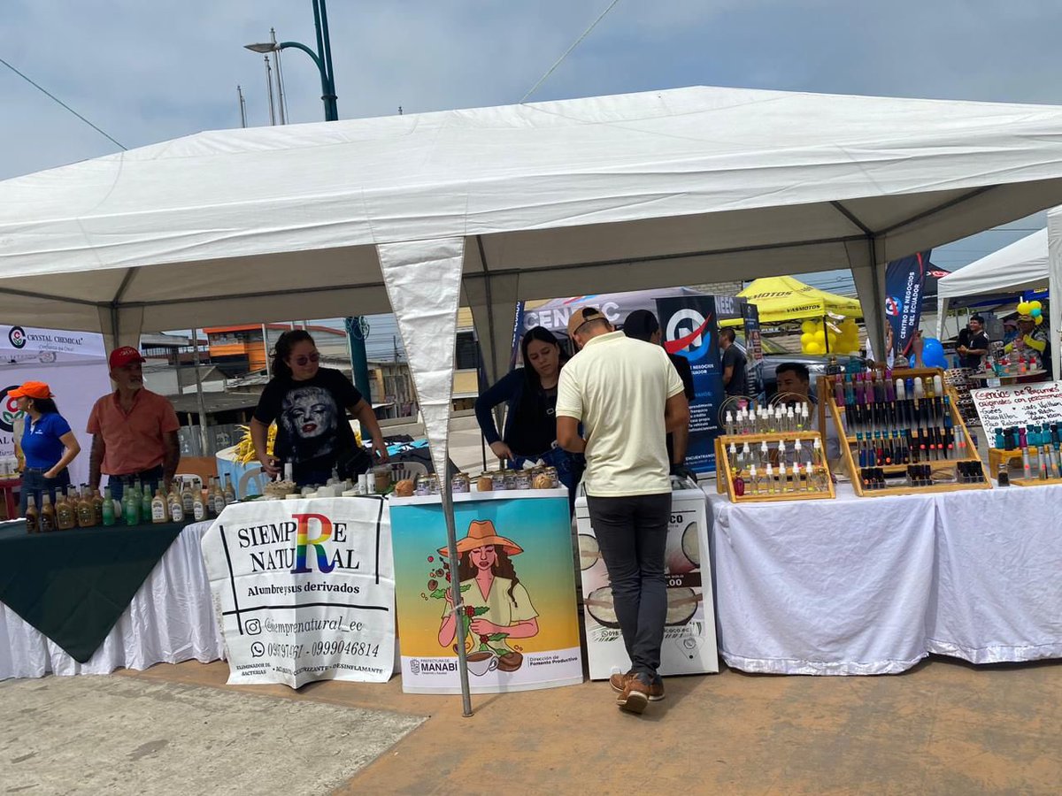 Leoorlandoa's tweet photo. Hoy la gastronomía manabita estuvo presente en algunos cantones de la provincia. 🤗 

El VIII Festival Gastronómico del Chancho y la Gallina Criolla en la Comuna Tres Esquinas de la parroquia 10 de Agosto de Pedernales, donde el público disfrutó de comida en horno de leña. 😁 ♨️

Además, nuestros emprendedores del proyecto de fomento productivo estuvieron en la Feria de Charapotó en el cantón Sucre, con sus productos Hecho 100% en Manabí.

Gracias a todos por asistir y ser parte de la reactivación en nuestra provincia 🙌🏻