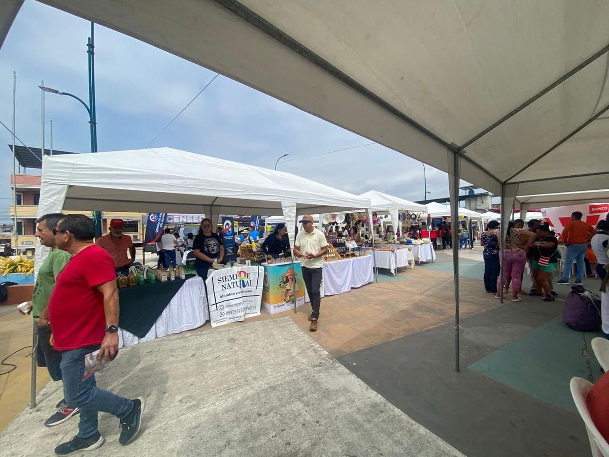 Leoorlandoa's tweet photo. Hoy la gastronomía manabita estuvo presente en algunos cantones de la provincia. 🤗 

El VIII Festival Gastronómico del Chancho y la Gallina Criolla en la Comuna Tres Esquinas de la parroquia 10 de Agosto de Pedernales, donde el público disfrutó de comida en horno de leña. 😁 ♨️

Además, nuestros emprendedores del proyecto de fomento productivo estuvieron en la Feria de Charapotó en el cantón Sucre, con sus productos Hecho 100% en Manabí.

Gracias a todos por asistir y ser parte de la reactivación en nuestra provincia 🙌🏻