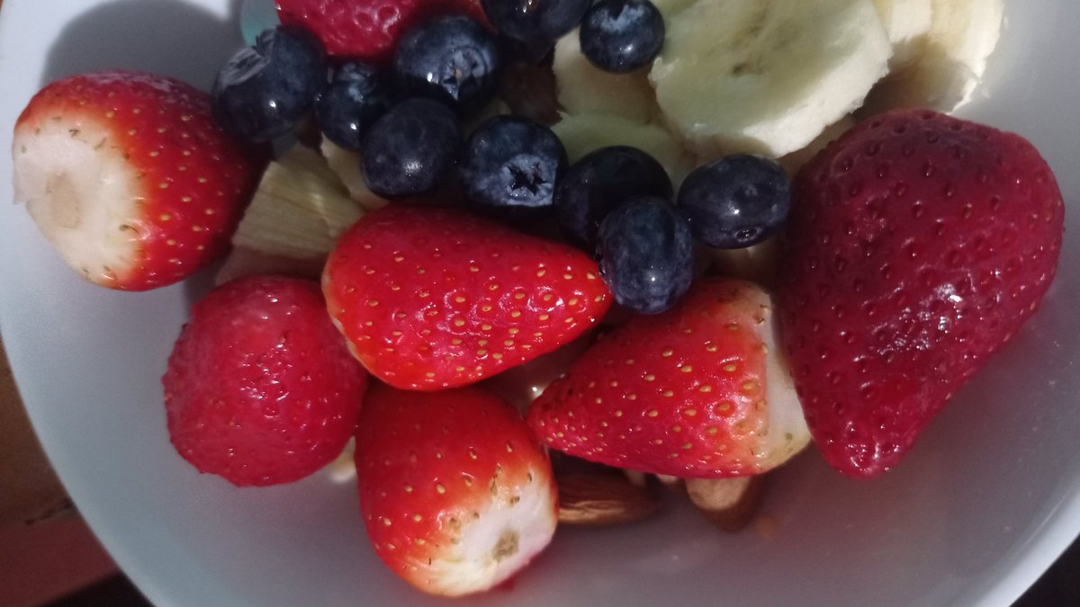 lacamimnida's tweet photo. Él no sigue todos los trends, no me regala flores semanales, ni cenas de lujo. Él me compra vitamins, fruta, comida, medicina, me acompañaa mis análisis médicos, me comparte info sobre bnos hábitos, me integra en su familia... Me repite y demuestra que me ama a diario y soy feliz https://t.co/nyChomKboh