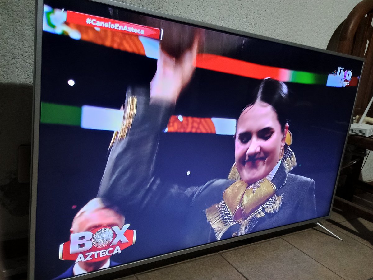 TarGaen86's tweet photo. Dios, otra que se equivoca con el #himno 😠 #CaneloEnAzteca #Canelo #CanelovsBerlanga https://t.co/S6WXx86SKE