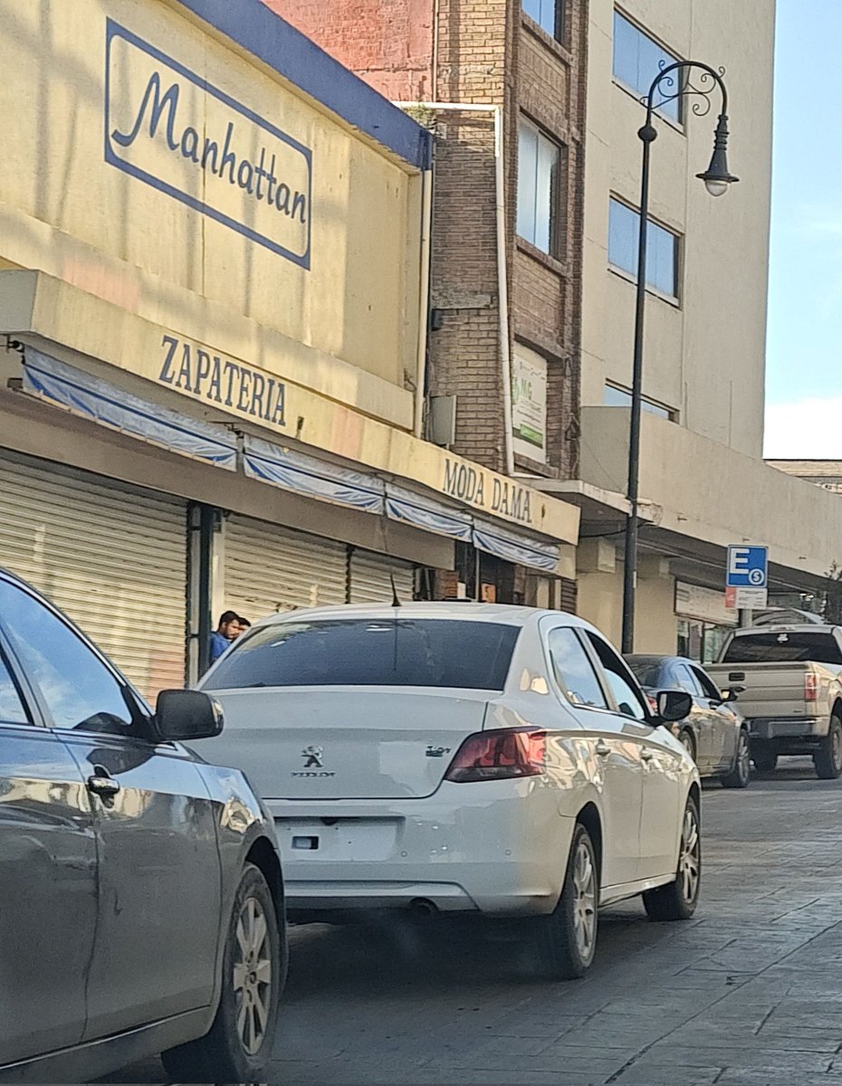 alllberto's tweet photo. Porque hay tantos carros en #Saltillo sin placas? Andan como sin nada, y nadie les dice nada! @SaltilloGob https://t.co/QYZNoiJdZw