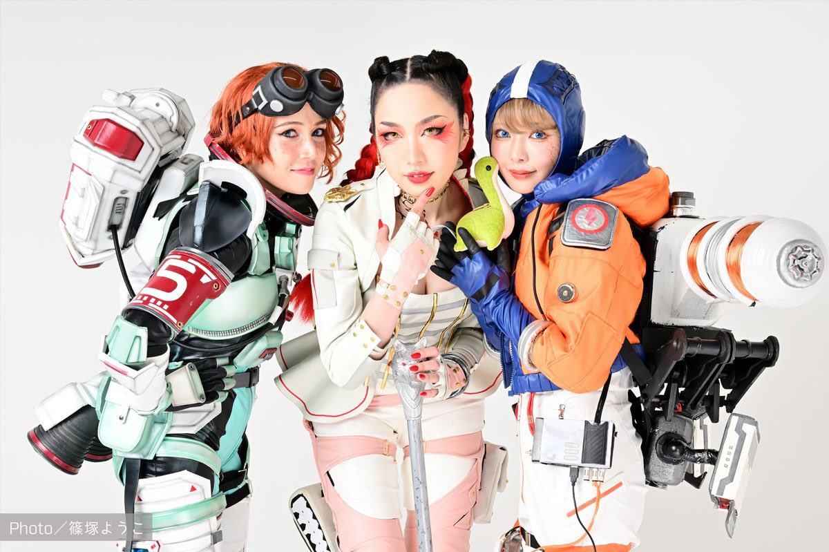 le_gekkan's tweet photo. ／
9/15号インタビュー
＼
世界中で高い人気を誇るゲーム「Apex Legends」。キャラクターに扮するコスプレイヤーたちも注目を集めている。どんなこだわりがあるのかなど、人気コスプレイヤーのVEGAさん( @vega_mao )、kipiさん( @kipi_84 )、KUREHAさん( @7KUREHA7 )にお話をお聞きしました！ https://t.co/PjI7ve6I6d