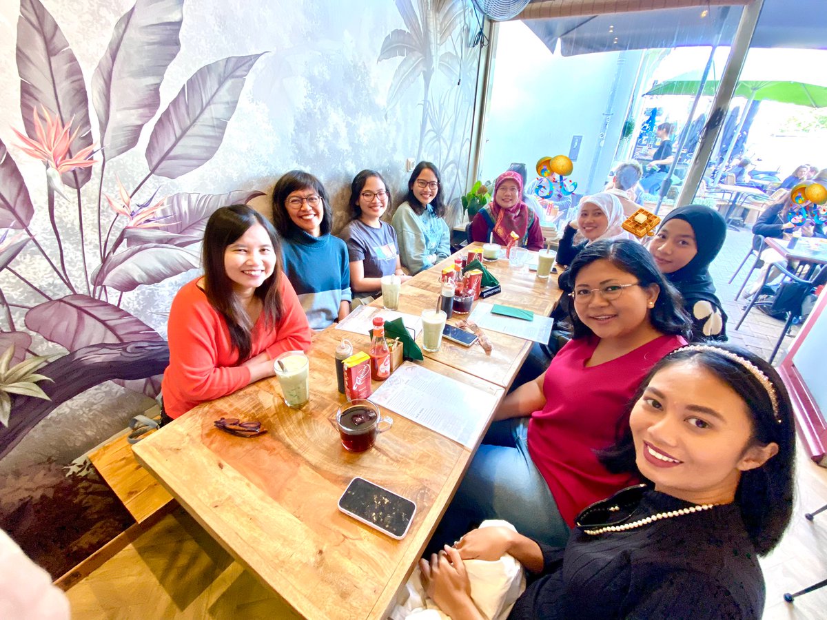 Denald's tweet photo. Awalnya aku &amp; @nadhikaa pengen banget makan bakso ke Jiwa Jawa di Amersfoort. 

Ber 2 kok kurang rame, kuajak jugalah @janedoeisliving @AgnesArdiyanti @AjengSabrina Yayang
Kembar @angelinaarini &amp; @enjeleeka jg @nathaniasera 

Seru banget!! Bakso enak, obrolan nyambung, jalan2 😍 https://t.co/7GWmI6uC99