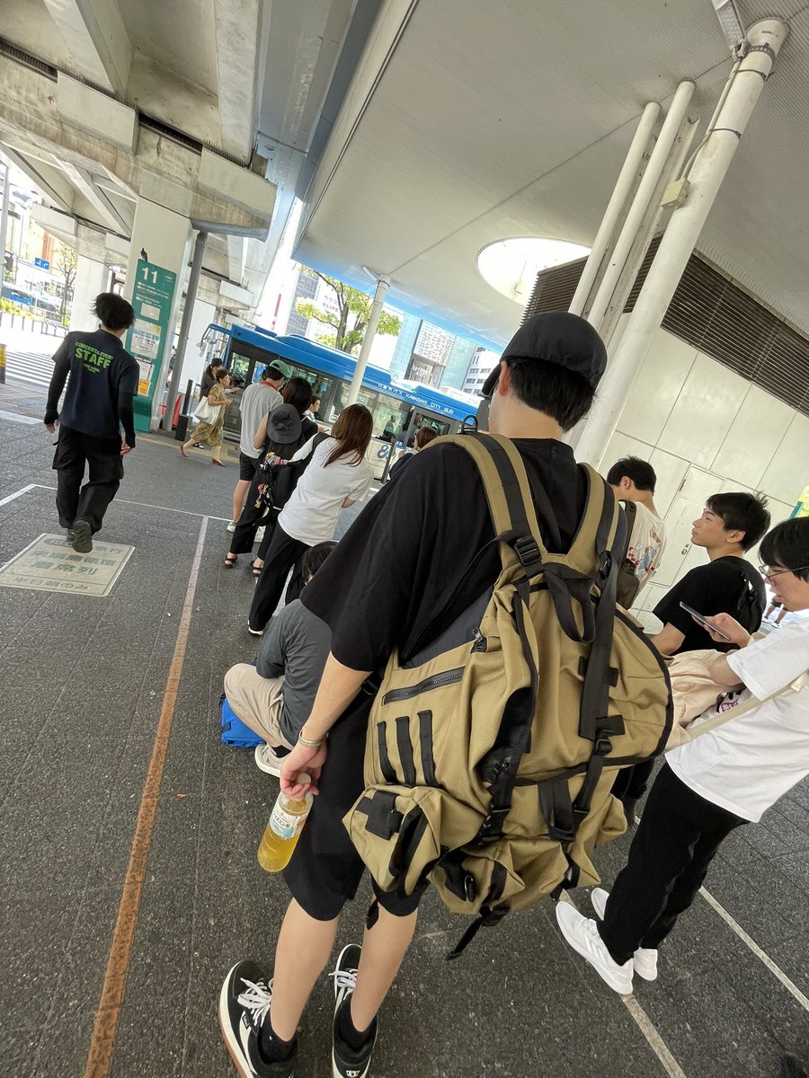 バスめっちゃ並んでてこれ 