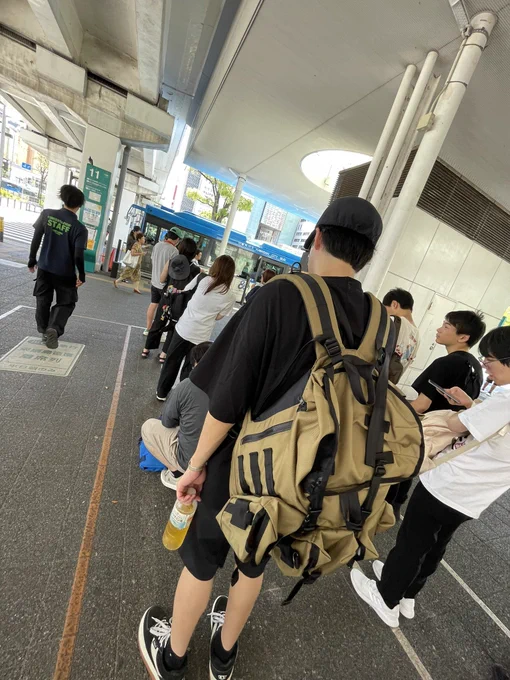 バスめっちゃ並んでてこれ 