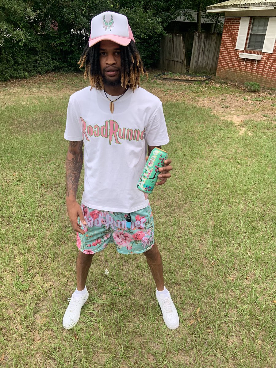 youngking2016's tweet photo. @DrinkAriZona commercial? @RoadRunnerGear1 ⭐️ https://t.co/ziwEUgqKvP
