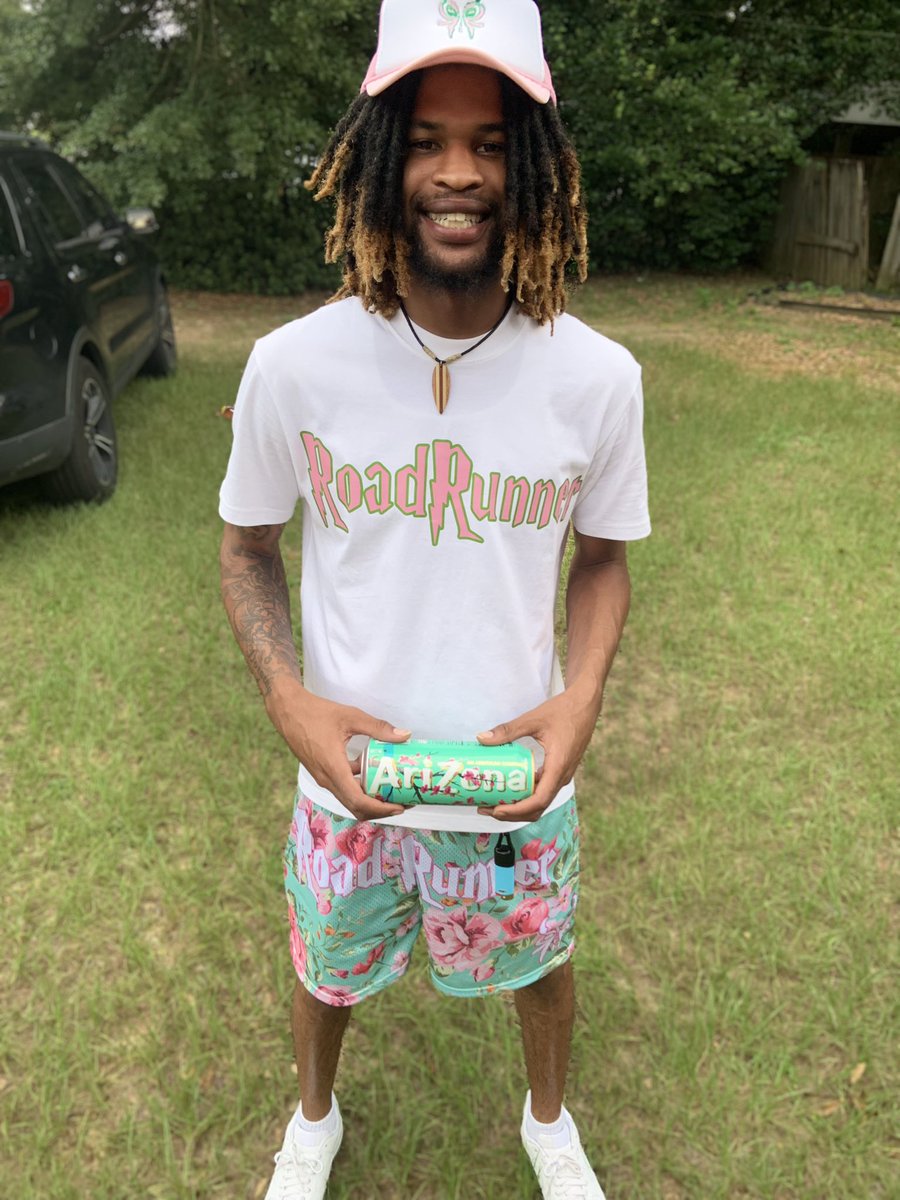 youngking2016's tweet photo. @DrinkAriZona commercial? @RoadRunnerGear1 ⭐️ https://t.co/ziwEUgqKvP