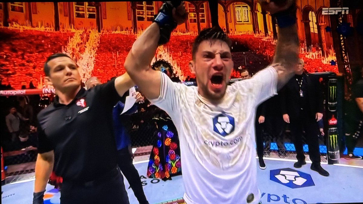Madre mía! Que pedazo de pelea, Zellhuber casi termina con el codo, Ribovics regresa para conectarle como 100 golpes sin respuesta. Decisión dividida, también cuestionable pero bueno, ganó quién debía ganar. Y ganamos todos! #NocheUFC #UFC306