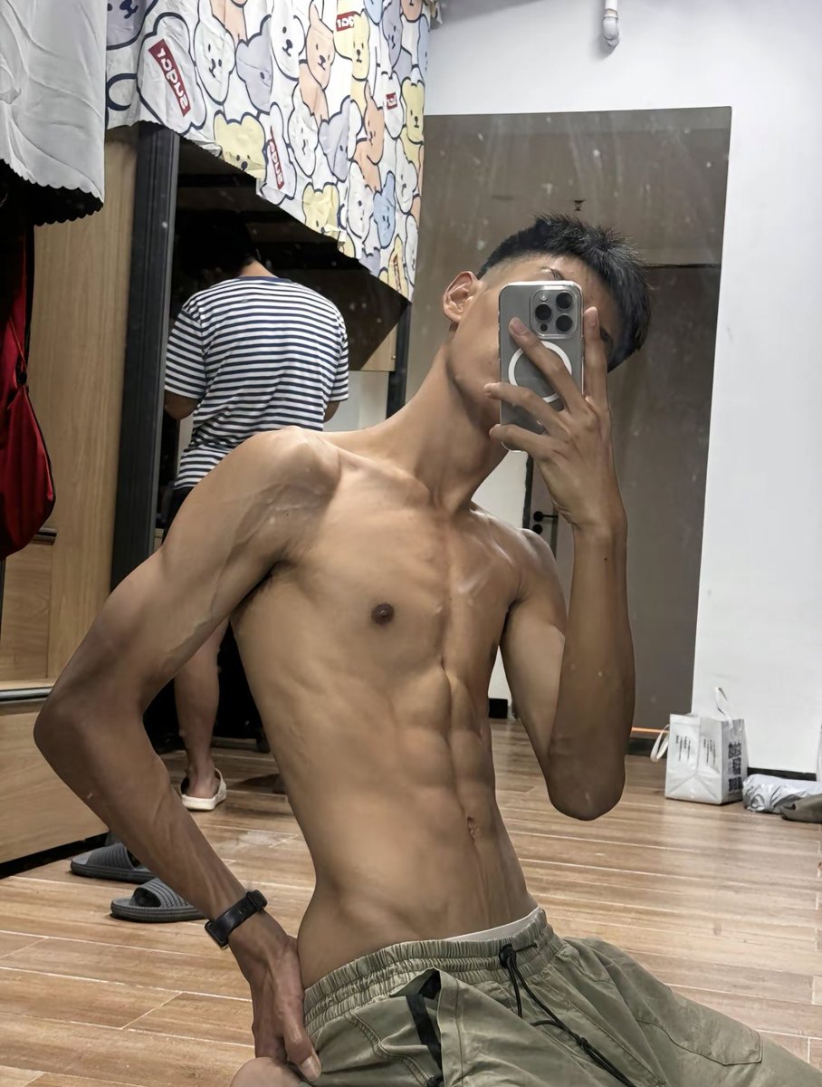 裤子怎么越来越往下了 #腹肌男高 #黑皮1s