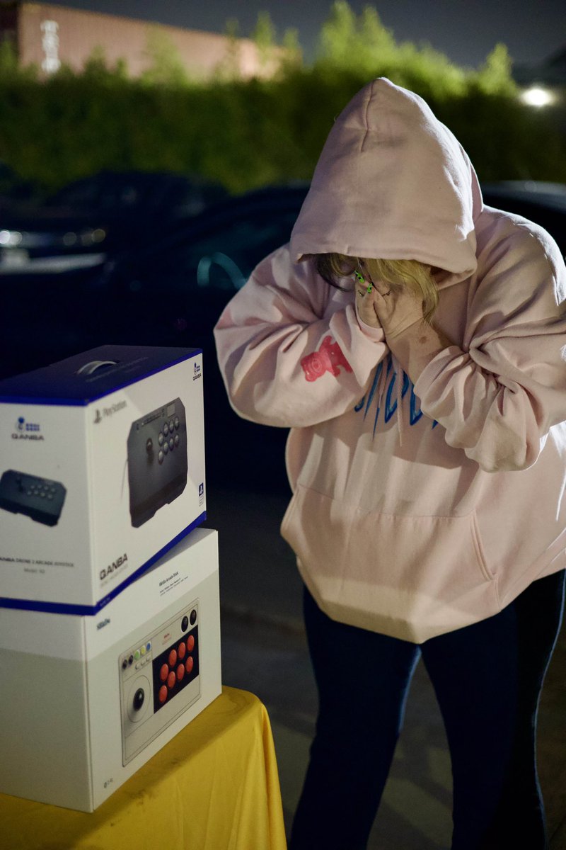 Y'all <a href="/picojrart/">picojr.bsky.social</a> won two fightsticks at the raffle, lfg team saigados!