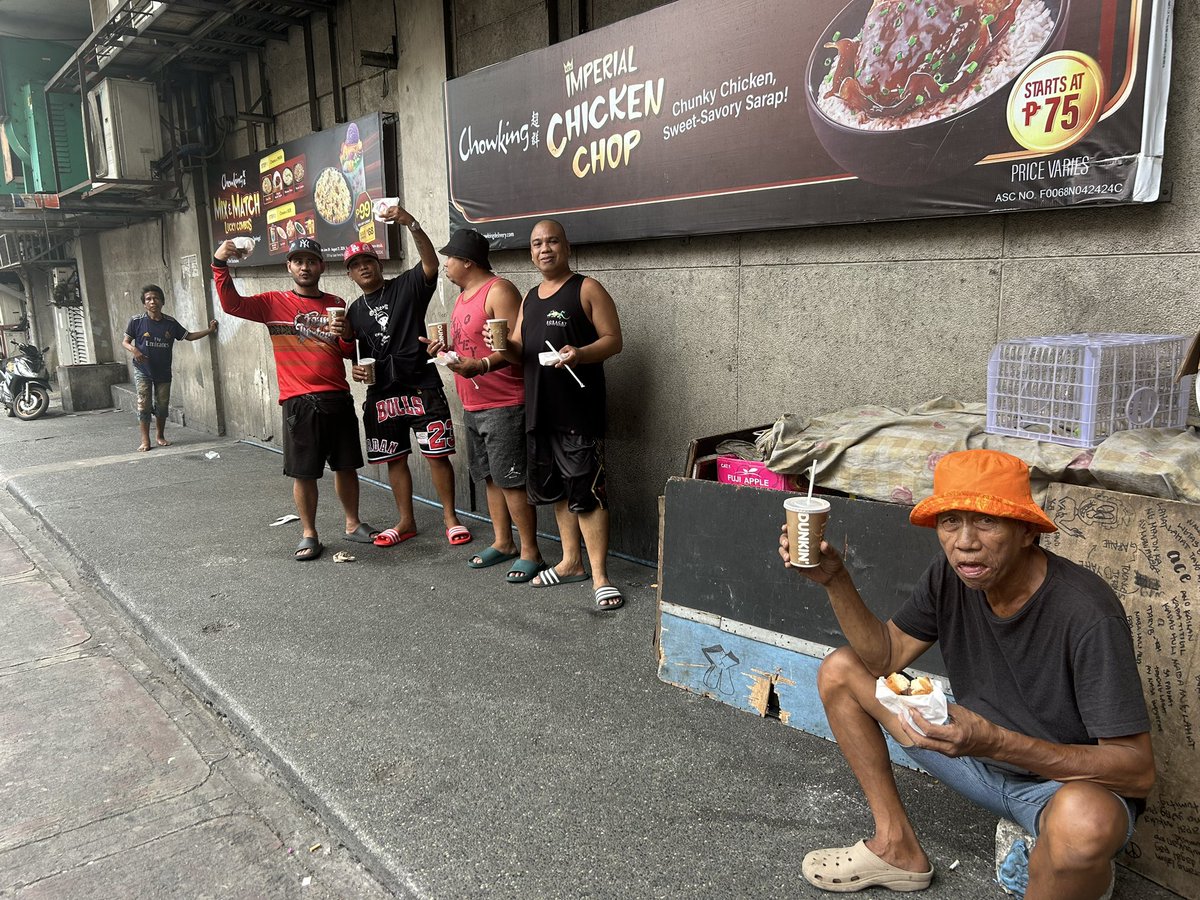 FanGirlingSuson's tweet photo. Picture picture daw sa mga pedicab drivers na wala pa daw lunch 🙈 game na game makipag picture taking sila kuya. https://t.co/hqCISg2lXx