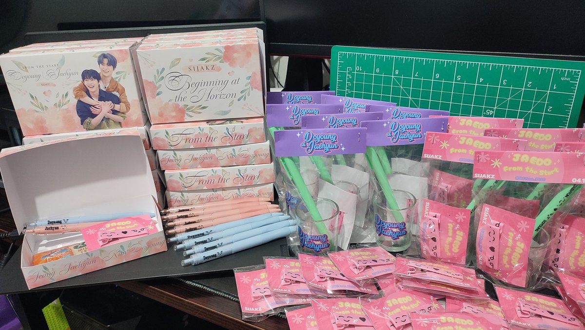 NCTzen_JL23's tweet photo. my dad kept asking if ako na naman daw ba organizer 😂😂😂 hindi po gusto ko lang mamigay ng freebies 😅 https://t.co/FbBZLZkcLz
