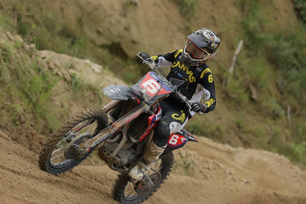 BSMS_2's tweet photo. ◆全日本MX Rd.6近畿大会/IA2ヒートⅠ終了◆
白熱したバトルで表彰台2位を#6柳瀬が獲得！
▼IA2クラス ヒートⅠ結果速報はこちら▼
https://t.co/p9MWl2bt5k
#BRIDGESTONE #ブリヂストン #全日本MX #JMX #IA1 #IA2 #LMX #名阪スポーツランド #モトクロス #MX #モータースポーツ #battlecross https://t.co/Rh9XgsMxr7