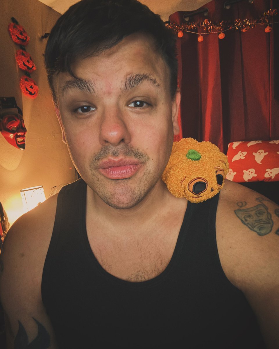 cbell_jr's tweet photo. Lil’ Boo is a great companion! I love this little guy!🥹🧡🎃 

#HHN #LilBoo @HHNLilBoo https://t.co/OVxnNbNNME