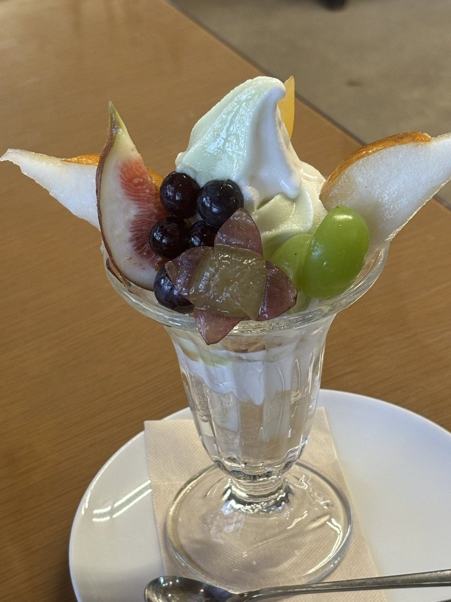 miroir_s's tweet photo. 久しぶりの県外ドライブ
目的のパフェ🍇１時間待ちでしたが美味しかった〜満足
#高橋フルーツランド
#HATAKE cafe
#本日の季節のパフェ https://t.co/Q4XmXAdOL7