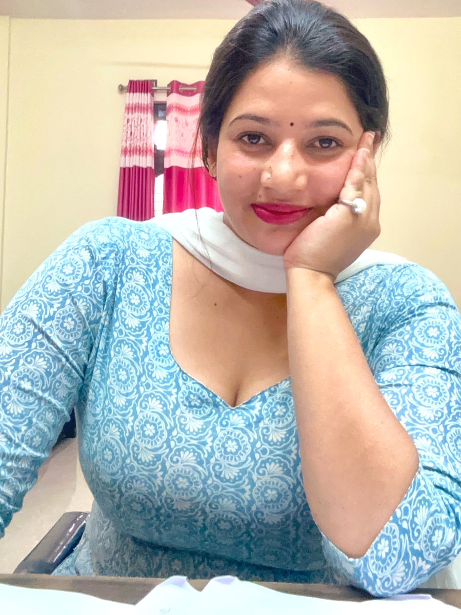 JaikyYadav16's tweet photo. यह ओशिन शर्मा हैं, ये HAS अधिकारी हैं। ये मंडी के संधोल में तहसीलदार थीं। 

आपने इन्हें अक्सर सोशल मीडिया पर देखा होगा। इनके उच्च अधिकारियों ने पाया कि 

यह सोशल मीडिया पर तरह तरह का ज्ञान देती हैं मगर इनके कार्यक्षेत्र में काम पेंडिंग पड़ा हुआ है। 

अब इनका तबादला कर दिया गया है और वो भी बिना किसी अन्य जगह पोस्टिंग के, इन्हें शिमला में डिपार्टमेंट ऑफ पर्सनल में रिपोर्ट करने को कहा गया है।

नोट: मैंने उनकी यह तस्वीरें उनके ही X हैंडल से ली हैं।