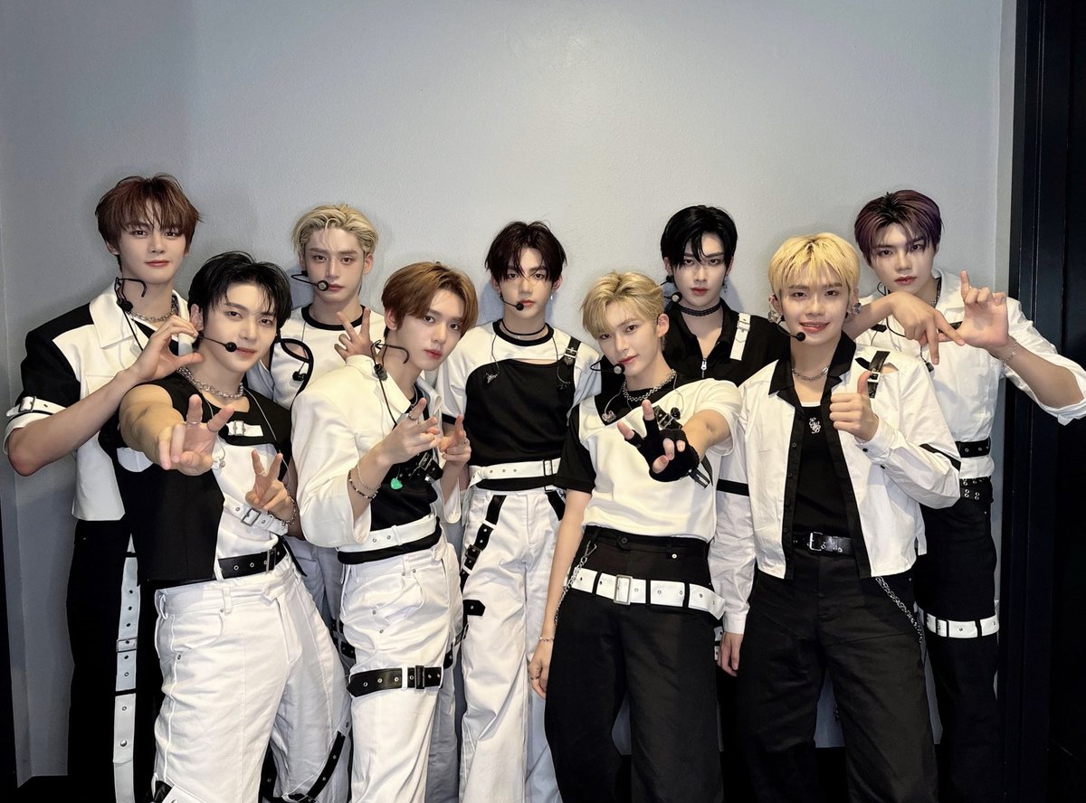 ZB1_official's tweet image. _𝗭𝗘𝗥𝗢𝗙𝗢𝗖𝗨𝗦

KRAZY 콘서트에서 CRAZY한 무대로 LA를 후끈후끈♨️ 뒤집어 놓은 ZB1💙 제로즈 또 반했나아~?

#ZEROBASEONE #ZB1
#제로베이스원