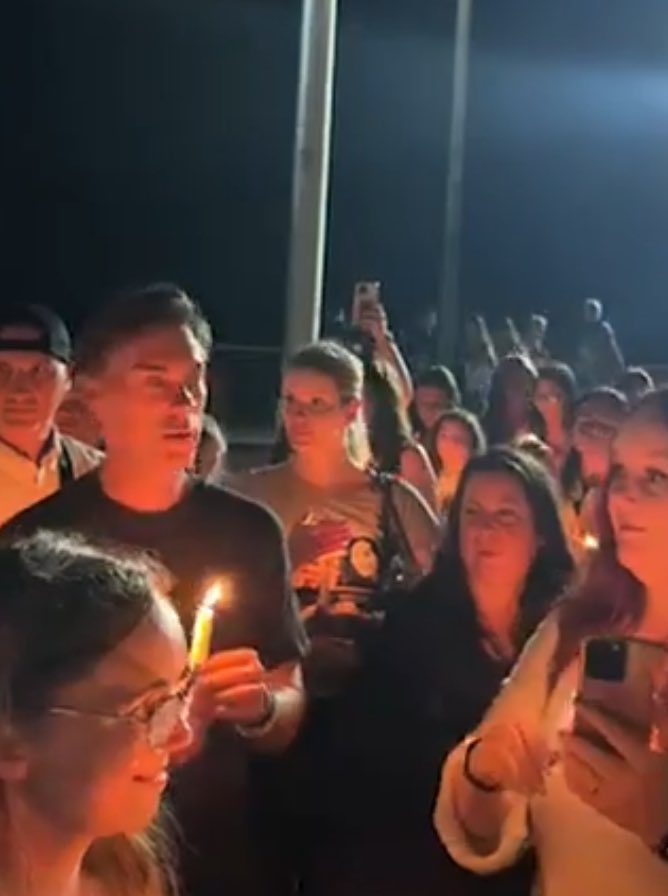 Charmed_Reunion's tweet photo. Sweet tribute to Shannen Doherty by #Charmed fans at Daytona, Florida. Holly Marie Combs, Rose McGowan, Brian Krause, Drew Fuller and Dorian Gregory attended to light up a candle for Shannen.
Watch here: https://t.co/3gzmbKxhur https://t.co/3tYUdK6qd1