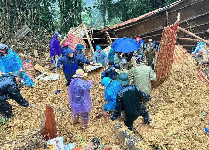skydovva's tweet photo. Please boost or donate in bio, don’t scroll. On September 7,  a devastating typhoon swept through Vietnam - wreaking havoc on its communities. Crushing flash floods made its way through the remote mountainous districts of Bắc Hà, Simacai, &amp; Bảo Yên in the Lào Cai province. https://t.co/ayQl4vEiID