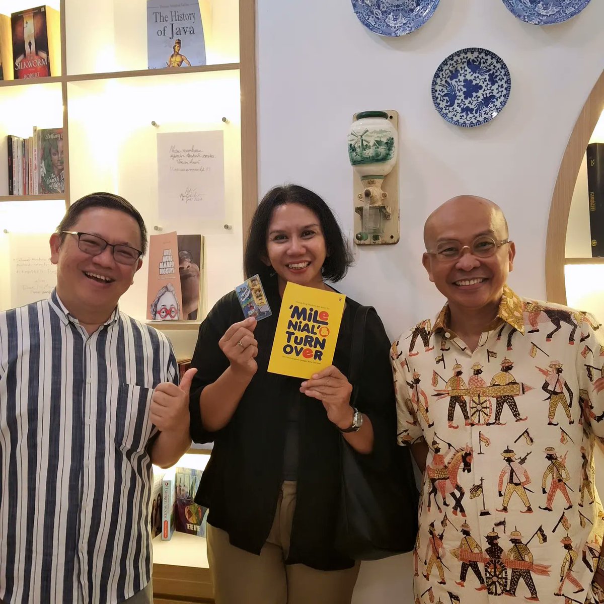astridsv_'s tweet photo. Seneng banget kemarin sore diundang langsung sama Kang Maman dan mas Sony Tan ke event bedah buku mereka Milenial &amp; Turnover di Kopi Pak Pos Jogja Acaranya seru dan inisghtful ✨️🤗☕️📚 https://t.co/c45Taw9ESD